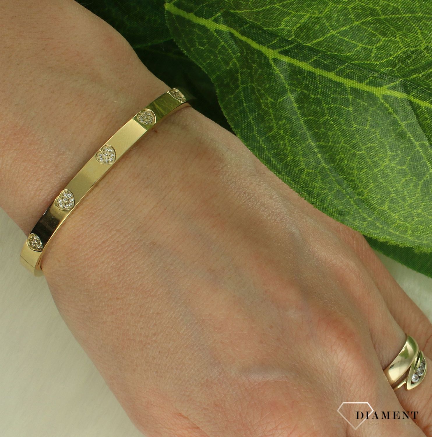 Bransoletka damska złota sztywna z sercami z cyrkonii Nomination 029503 006 z kolekcji Pretty Bangles. Bransoletka wykonana z najwyższej jakości stali szlachetnej, pozłacanej metodą PVD.jpg